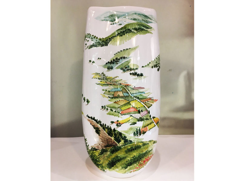 Vaso in ceramica con veduta di Castelluccio di Norcia | Materia Ceramica Perugia