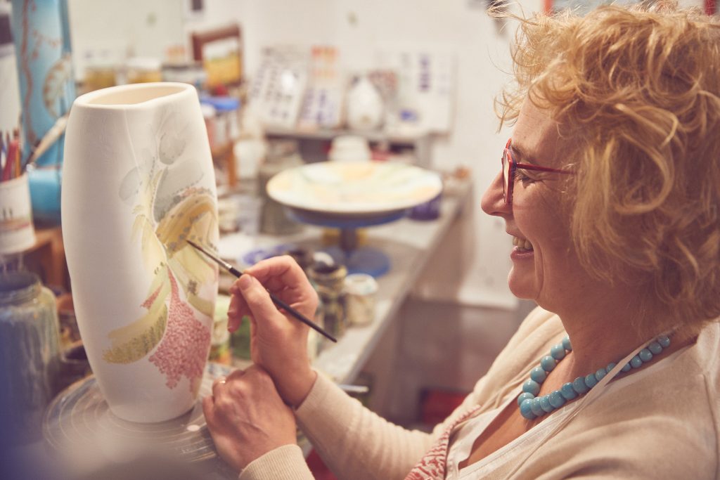 L'artista maria Antonietta Taticchi mentre dipinge una sua opera - Materia Ceramica, Perugia, Umbria