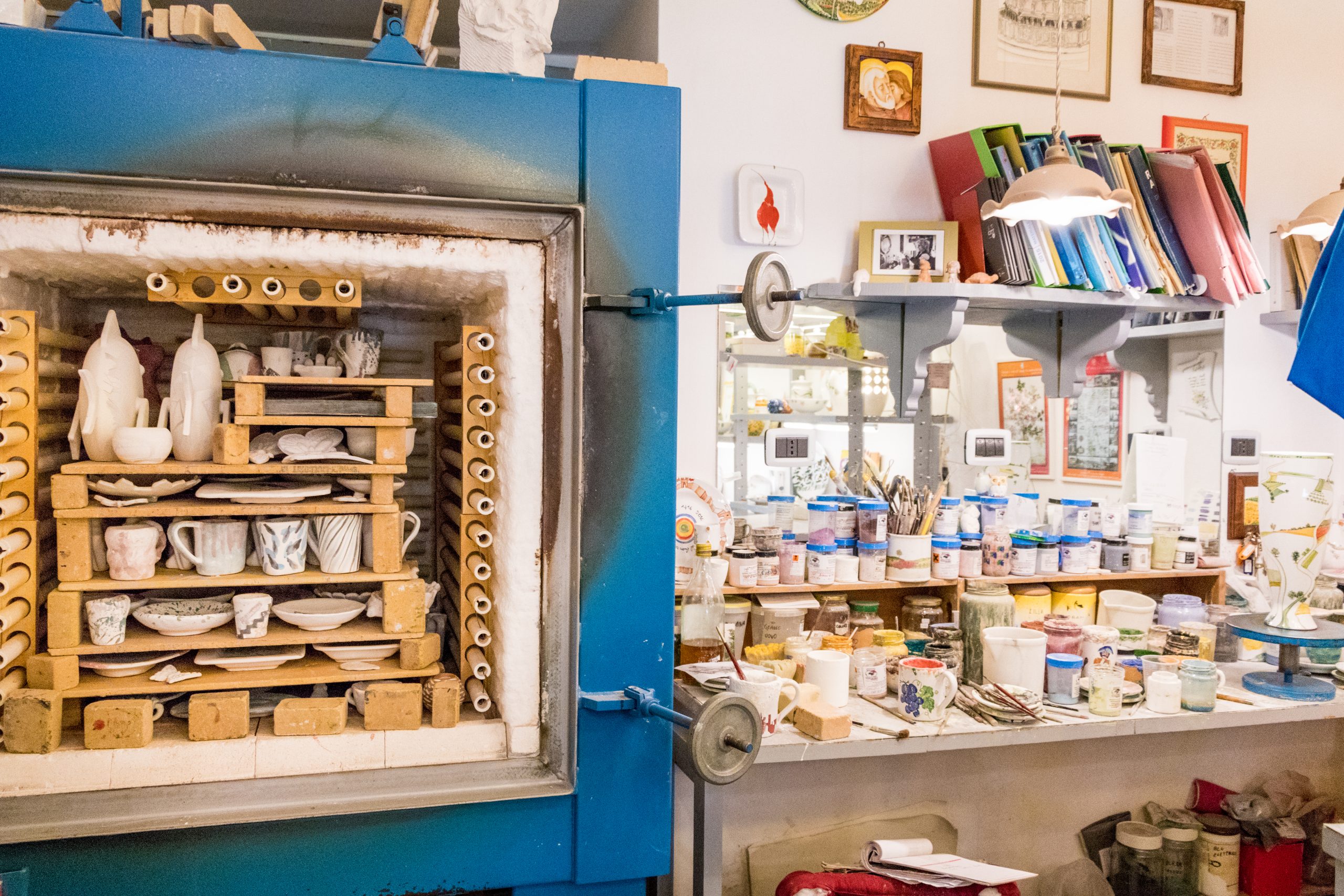 La cottura in forno. Lavorazione artigianale delle nostre ceramiche - Materia Ceramica